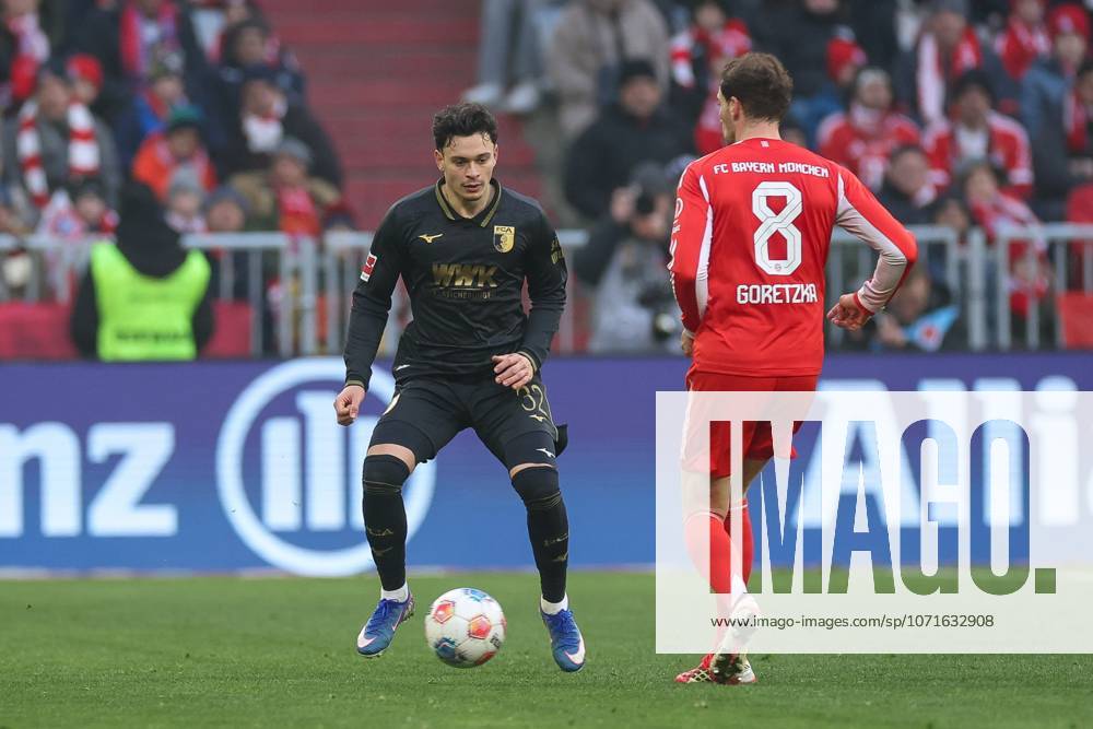 In duel, action, with Fabian Rieder 32 FC Augsburg , Leon Goretzka 8 FC Bayern Muenchen , FC Bayern Muenchen vs FC Augsburg, Football, 1 Bundesliga, 19 Matchday, 24 01 2026 DFB regulations prohibit any use of photographs as image sequences and or quasi video Muenchen Bayern Germany