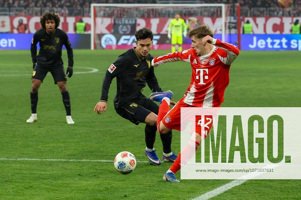 In duel, action, with Fabian Rieder 32 FC Augsburg , Lennart Karl 42 FC Bayern Muenchen , FC Bayern Muenchen vs FC Augsburg, Soccer, 1 Bundesliga, 19 Matchday, 24 01 2026 DFB regulations prohibit any use of photographs as image sequences and or quasi video Muenchen Bayern Germany