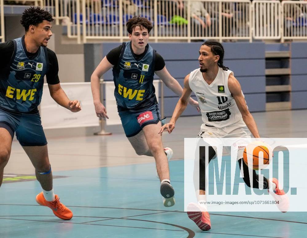 Basketball in Essen Mychael Paulo of ETB Miners playing against Djordje Klaric and Colin Schroeder of Baskets Juniors TSG Westerstede on 24 01 2026 The game ended X X at Sporthalle Am Hallo, Ernestinenstraße 57 Michael Gohl FUNKE Foto ServicesSport Deutschland Nordrhein Westfalen Essen Copyright MichaelxGohl