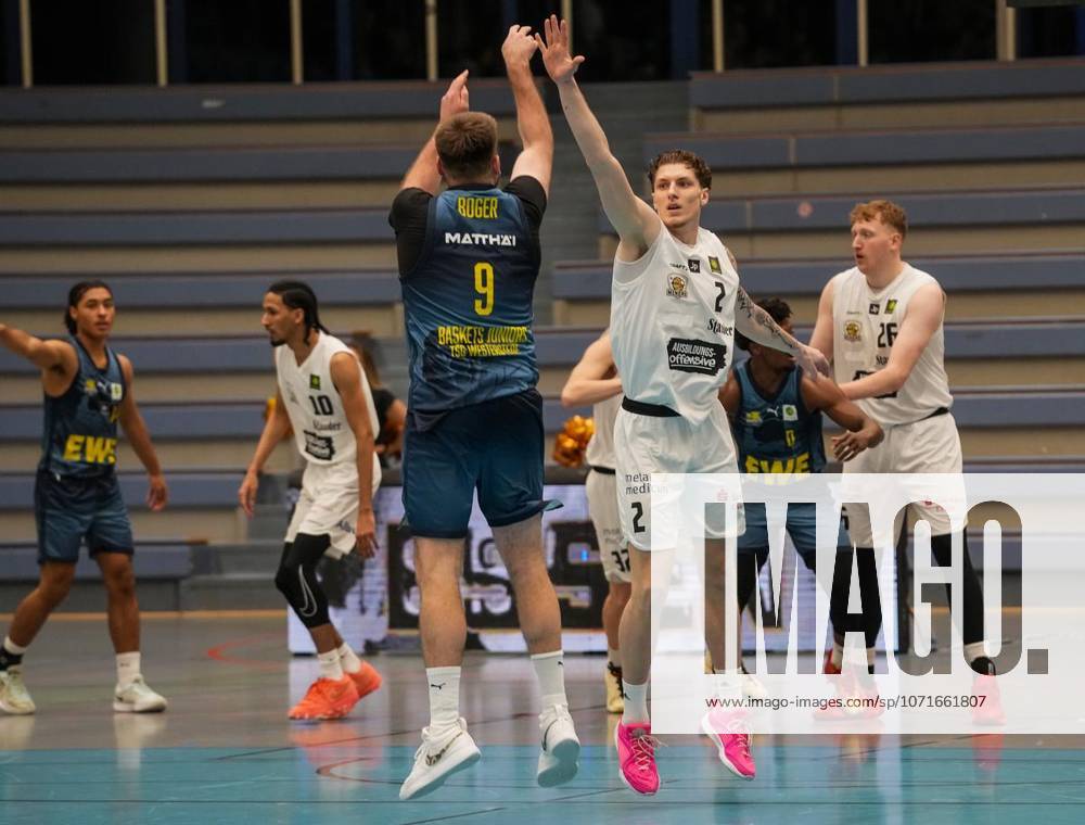 Basketball in Essen Jegor Cymbal of the ETB Miners in the game against Alan Boger of the Baskets Juniors TSG Westerstede on 24 01 2026 The game ended X X in the Sporthalle Am Hallo, Ernestinenstraße 57 Michael Gohl FUNKE Foto ServicesSport Deutschland Nordrhein Westfalen Essen Copyright MichaelxGohl