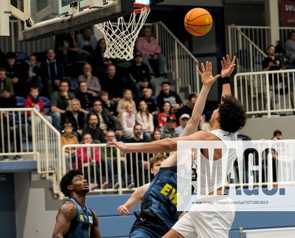 Basketball in Essen Benjamin Uzoma of the ETB Miners in the game against Finn Stuehlmeyer of the Baskets Juniors TSG Westerstede on 24 01 2026 The game ended X X in the Sporthalle Am Hallo, Ernestinenstraße 57 Michael Gohl FUNKE Foto ServicesSport Deutschland Nordrhein Westfalen Essen Copyright MichaelxGohl