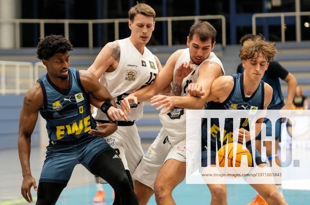 Basketball in Essen Niclas Jonathan Sperber and Leon Kalinic from ETB Miners in the game against Jon ll Larenz Fugett and Johann Helwig from Baskets Juniors TSG Westerstede on 24 01 2026 The game ended X X in the Sporthalle Am Hallo, Ernestinenstraße 57 Michael Gohl FUNKE Foto ServicesSport Deutschland Nordrhein Westfalen Essen Copyright MichaelxGohl