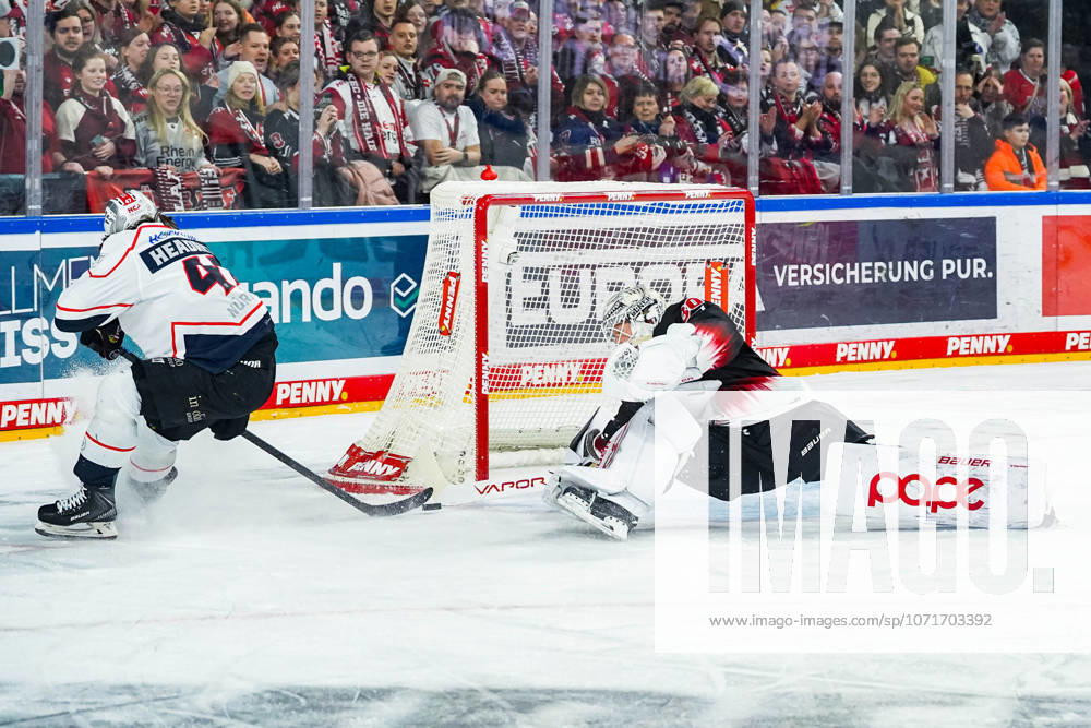 Ice Hockey Penny DEL 43 Matchday Cologne Sharks Nuremberg Ice Tigers on 25 01 2026 at the Lanxess Arena in Cologne Owen Headrick Nuremberg , left fails at Janne Juvonen Cologne , right According to the regulations of the DEL German Ice Hockey League, the publication and further use of the recordings in electronic media and end devices of all kinds during the ongoing game is not permitted