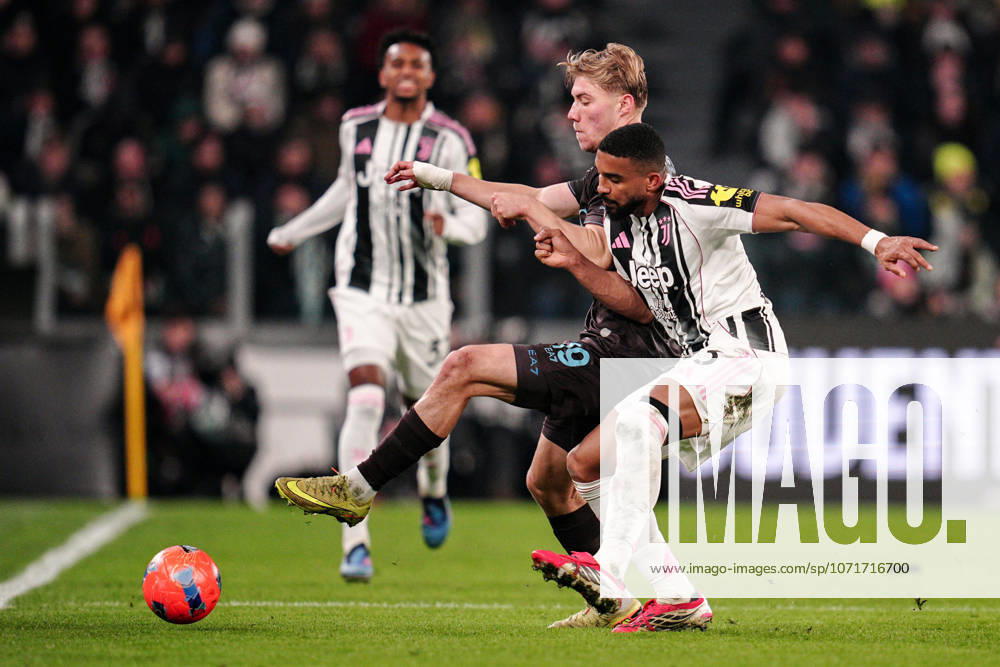 NapoliÕs Rasmus Hojlund fights for the ball with JuventusÕ Bremer during the Serie A soccer match between Juventus and Napoli at the Allianz Stadium in Turin, north west Italy - Sunday, January 25, 2026. - Soccer .