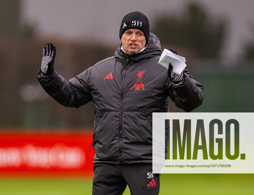 Football - UEFA Champions League - Liverpool FC v QarabaÄü FK - MD-1 LIVERPOOL, ENGLAND - Tuesday, January 27, 2026: Liverpool s first assistant coach Sipke Hulshoff during a training session at the AXA Training Centre ahead of the UEFA Champions League match between Liverpool FC and QarabaÄü FK. (Photo by David Rawcliffe Propaganda) LIVERPOOL AXA Training Centre MERSEYSIDE ENGLAND