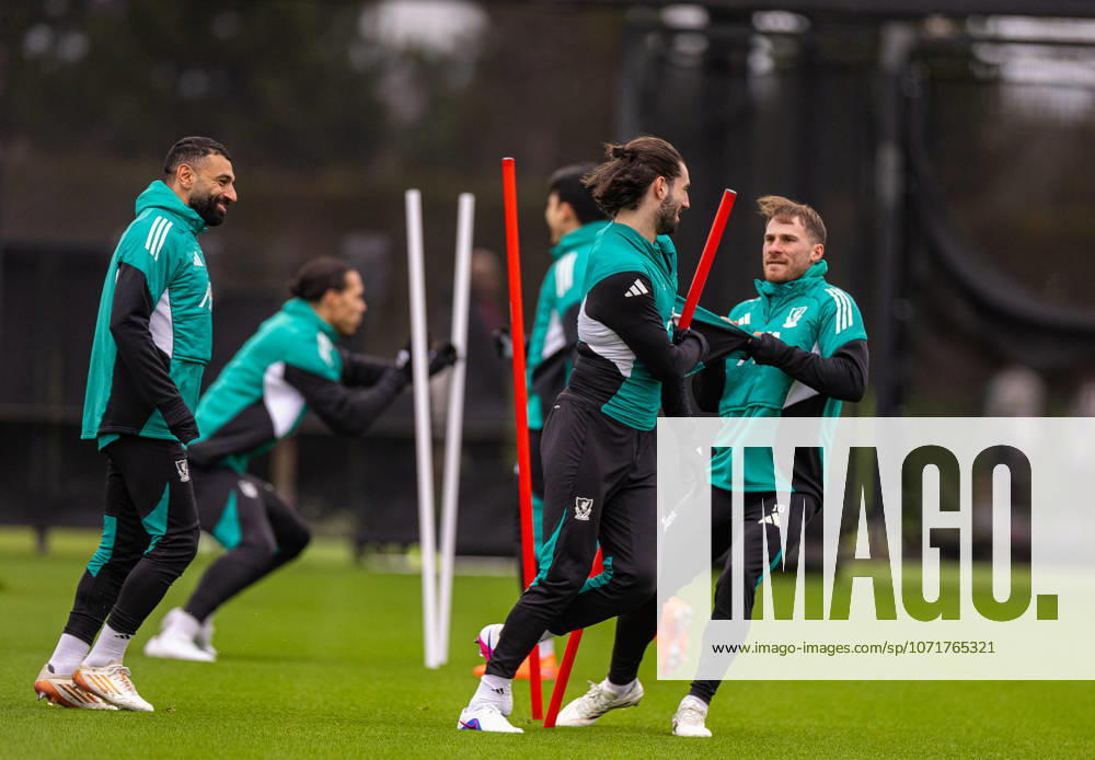 Football - UEFA Champions League - Liverpool FC v QarabaÄü FK - MD-1 LIVERPOOL, ENGLAND - Tuesday, January 27, 2026: Liverpool s Alexis Mac Allister (R) ands Dominik Szoboszlai during a training session at the AXA Training Centre ahead of the UEFA Champions League match between Liverpool FC and QarabaÄü FK. (Photo by David Rawcliffe Propaganda) LIVERPOOL AXA Training Centre MERSEYSIDE ENGLAND