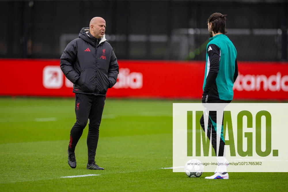 Football - UEFA Champions League - Liverpool FC v QarabaÄü FK - MD-1 LIVERPOOL, ENGLAND - Tuesday, January 27, 2026: Liverpool s head coach Arne Slot (L) and Dominik Szoboszlai during a training session at the AXA Training Centre ahead of the UEFA Champions League match between Liverpool FC and QarabaÄü FK. (Photo by David Rawcliffe Propaganda) LIVERPOOL AXA Training Centre MERSEYSIDE ENGLAND