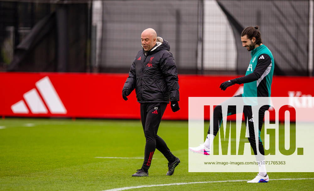Football - UEFA Champions League - Liverpool FC v QarabaÄü FK - MD-1 LIVERPOOL, ENGLAND - Tuesday, January 27, 2026: Liverpool s head coach Arne Slot (L) and Dominik Szoboszlai during a training session at the AXA Training Centre ahead of the UEFA Champions League match between Liverpool FC and QarabaÄü FK. (Photo by David Rawcliffe Propaganda) LIVERPOOL AXA Training Centre MERSEYSIDE ENGLAND