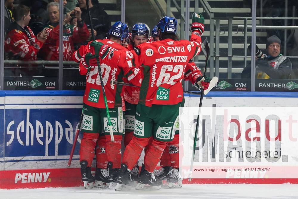 The team celebrates the goal of Kyle Mayhew 27 Augsburger Panther to 2 1, Augsburger Panther vs Eisbaeren Berlin, 44 Spieltag, Eishockey, Penny DEL, 27 01 2026 Augsburg Bayern Germany