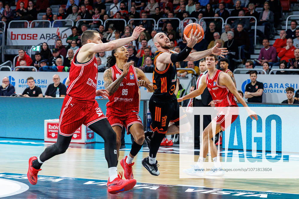 Daniel Keppeler BMA365 Bamberg Baskets, 31 , Austin Crowley BMA365 Bamberg Baskets, 85 , Tommy Kuhse Rasta Vechta, 12 , Richard Balint BMA365 Bamberg Baskets, 11 , BMA365 Bamberg Baskets vs Rasta Vechta, Basketball, easyCredit BBL, Matchday 2, 28 01 2026 BMA365 Bamberg Baskets vs Rasta Vechta, Basketball, easyCredit BBL, Matchday 2, 28 01 2026 Bamberg