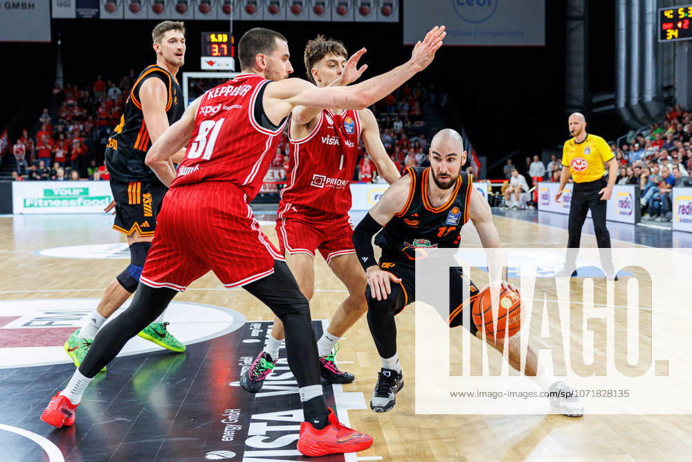 Daniel Keppeler BMA365 Bamberg Baskets, 31 , Zachary Ensminger BMA365 Bamberg Baskets, 01 , Tommy Kuhse Rasta Vechta, 12 , BMA365 Bamberg Baskets vs Rasta Vechta, Basketball, easyCredit BBL, Matchday 2, 28 01 2026 BMA365 Bamberg Baskets vs Rasta Vechta, Basketball, easyCredit BBL, Matchday 2, 28 01 2026 Bamberg