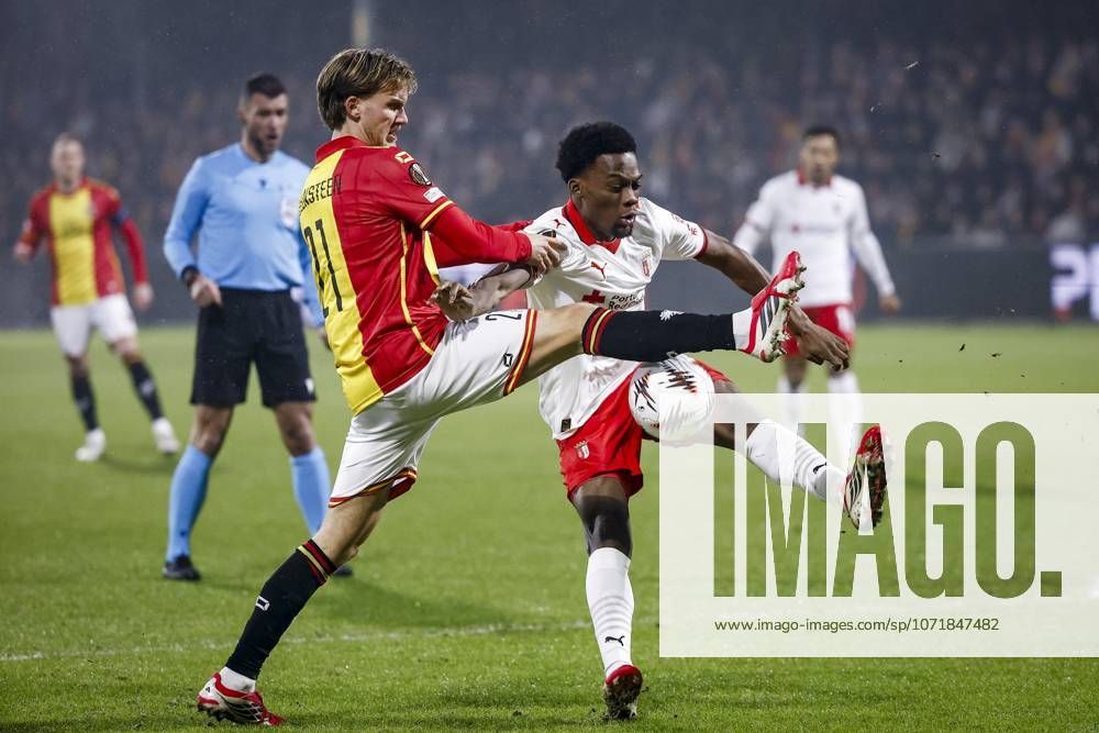 DEVENTER - (l-r) Melle Meulensteen of Go Ahead Eagles and Jean-Baptiste Gorby of Sporting Braga during the UEFA Europa league match between Go Ahead Eagles and Sporting Braga in De Adelaarshorst on January 29, 2026 in Deventer, Netherlands. VINCENT JANNINK ANP UEFA Europa League 2025-2026 ANPxSportx IVx 549047734 originalFilename: 549047734