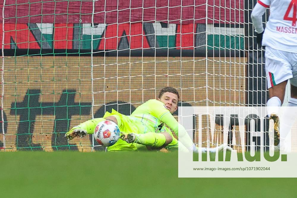 Goalkeeper action by Finn Dahmen 1 FC Augsburg saves the goal, FC Augsburg vs FC St Pauli, Football, 1 Bundesliga, 20 Matchday, 31 01 2026 DFB regulations prohibit any use of photographs as image sequences and or quasi video Augsburg Bayern Germany
