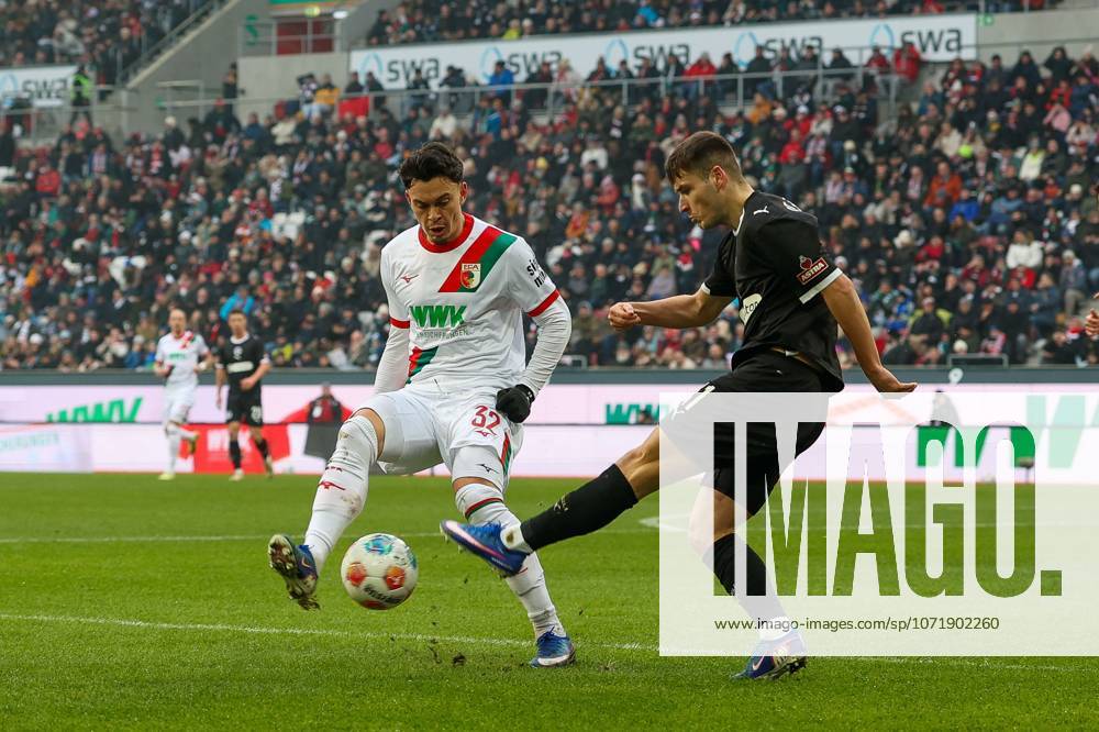In duel, action, with Fabian Rieder 32 FC Augsburg , Arkadiusz Pyrka 11 FC St Pauli , FC Augsburg vs FC St Pauli, Football, 1 Bundesliga, 20 Matchday, 31 01 2026 DFB regulations prohibit any use of photographs as image sequences and or quasi video Augsburg Bayern Germany