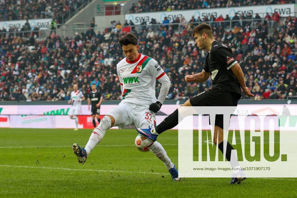 In duel, action, with Fabian Rieder 32 FC Augsburg , Arkadiusz Pyrka 11 FC St Pauli , FC Augsburg vs FC St Pauli, Football, 1 Bundesliga, 20 Matchday, 31 01 2026 DFB regulations prohibit any use of photographs as image sequences and or quasi video Augsburg Bayern Germany