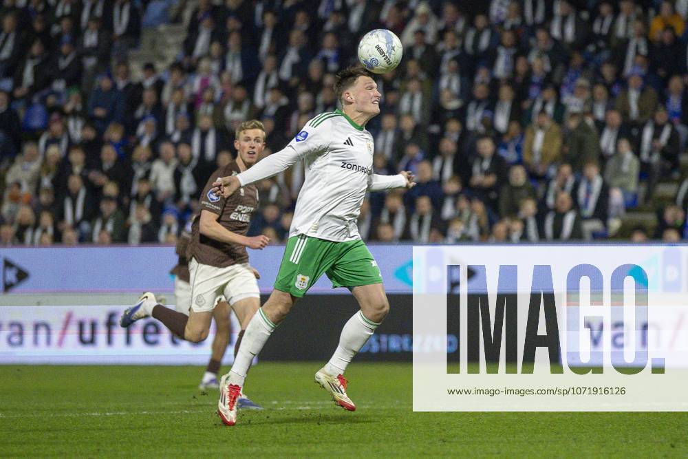 , MAC3PARK Stadion , season 2025 2026 , Dutch Eredivisie Football , match between PEC Zwolle and Telstar , picture shows big chance for PEC Zwolle player Thijs Oosting with Telstar-player Guus Offerhaus PEC - Telstar x201217340x