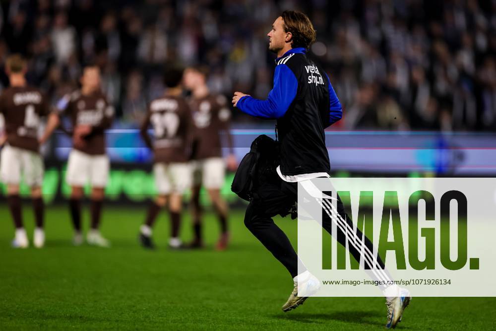 , MACÂ³PARK Stadion , season 2025 2026 , Dutch Eredivisie Football , match between PEC Zwolle and Telstar , picture shows PEC Zwolle player Ody Velanas runs with a medical bag due to an emergency situation in the stands PEC - Telstar x201222167x