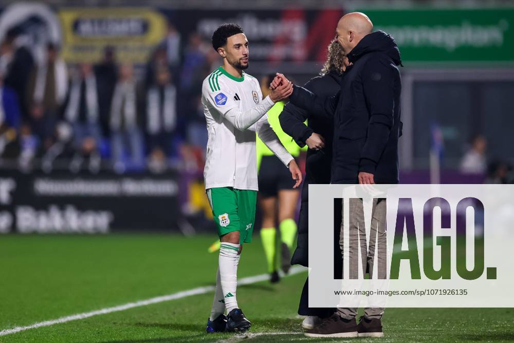 , MACÂ³PARK Stadion , season 2025 2026 , Dutch Eredivisie Football , match between PEC Zwolle and Telstar , picture shows PEC Zwolle player Younes Namli and PEC Zwolle coach Henry van der Vegt PEC - Telstar x201222170x