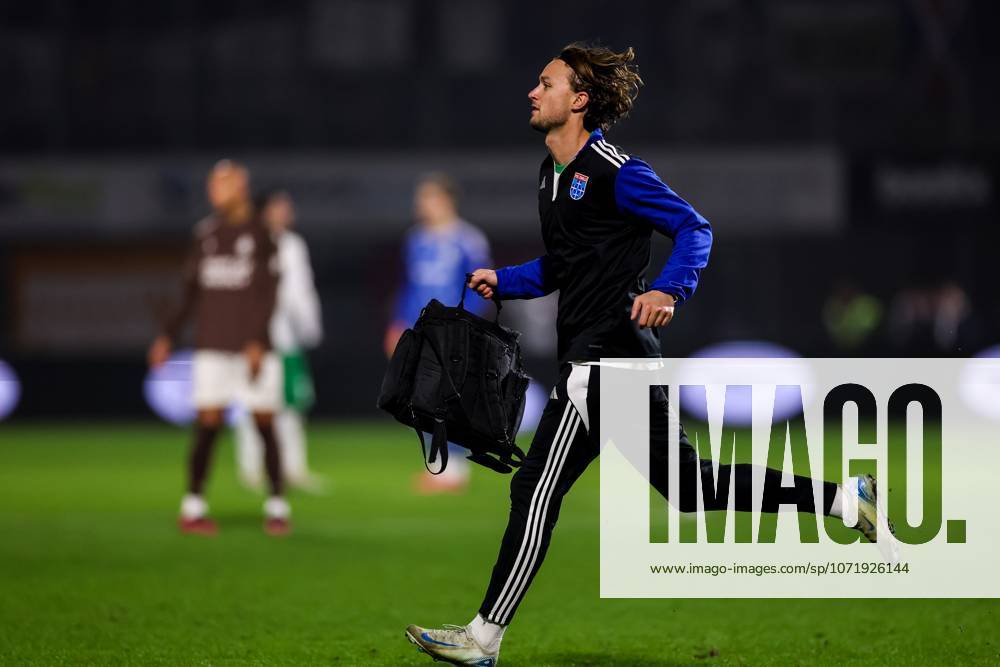 , MACÂ³PARK Stadion , season 2025 2026 , Dutch Eredivisie Football , match between PEC Zwolle and Telstar , picture shows PEC Zwolle player Ody Velanas runs with a medical bag due to an emergency situation in the stands PEC - Telstar x201222185x