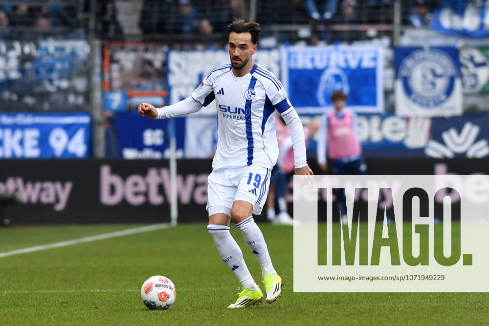 Kenan Karaman FC Schalke 04 in action, on the ball, single action during the 2 Bundesliga match between VfL Bochum and FC Schalke 04, Vonovia Ruhrstadion on January 31, 2026 in Bochum, Germany Photo by Ralf Treese DeFodi Images Kenan Karaman FC Schalke 04 controls the ball during the 2 Bundesliga match between VfL Bochum and FC Schalke 04 at Vonovia Ruhrstadion on January 31, 2026 in Bochum, Germany Photo by Ralf Treese DeFodi Images Photo by Ralf Treese DeFodi Images
