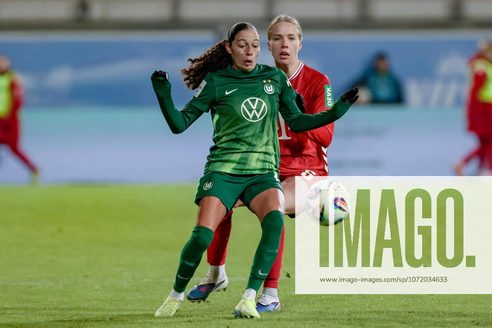 From left Kessya Bussy VfL Wolfsburg, 19 and Celina Degen 1 FC Köln, 5 in a duel, dynamic, action, action, game scene, THE DFB GUIDELINES PROHIBIT ANY USE OF PHOTOGRAPHS AS IMAGE SEQUENCES AND OR QUASI VIDEO DFB REGULATIONS PROHIBIT ANY USE OF PHOTOGRAPHS AS IMAGE SEQUENCES AND OR QUASI VIDEO , 02 02 2026, , Football, Google Pixel Women Bundesliga, VfL Wolfsburg 1 FC Köln