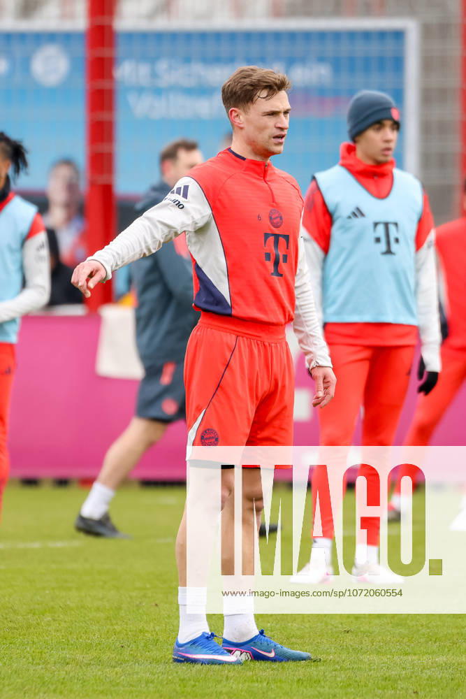 Joshua Kimmich FC Bayern Muenchen, 06 gestures, GER, Public training, FC Bayern Muenchen, Football, 2025 2026 season, 04 02 2026, GER, Public training, FC Bayern Muenchen, Football, 2025 2026 season, 04 02 2026 Muenchen