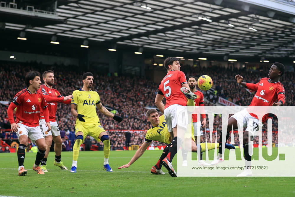 Manchester United gegen Tottenham Hotspur 07. Februar 2026 Manchester Premier League Fußball Manchester United gegen Tottenham Hotspur Joao Palhinha von Tottenham Hotspur scheitert mit seinem Versuch, den Ball im Tor von United unterzubringen Foto