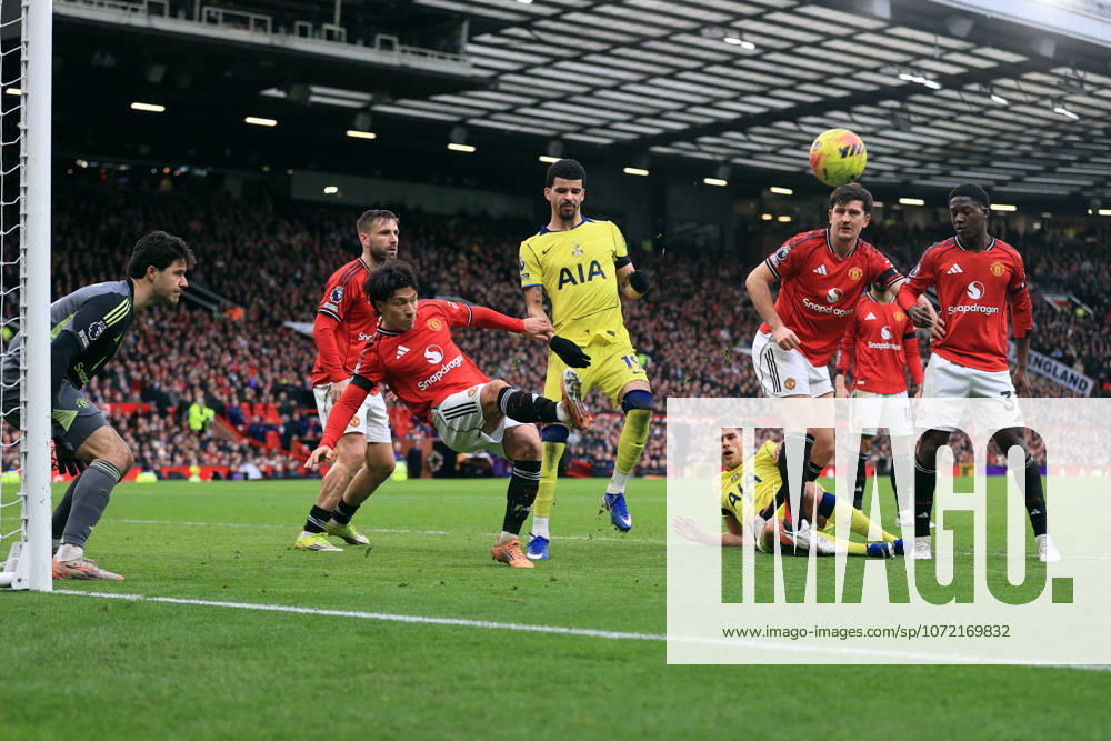 Manchester United gegen Tottenham Hotspur 07. Februar 2026 Manchester Premier League Fußball Manchester United gegen Tottenham Hotspur Lisandro Martinez von Manchester United klärt den Ball aus seinem Torraum Foto von Simon Stacpoole Manchester UK