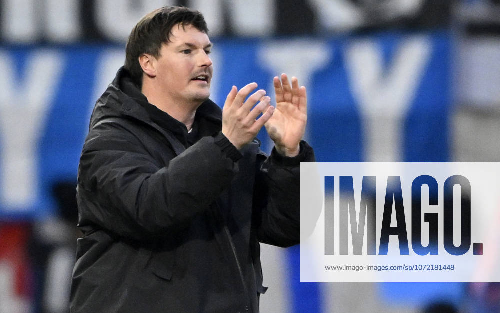 Coach Merlin Polzin Hamburger SV HSV on the sidelines Gesture Gesture Clapping hands in encouragement, applause 1 FC Heidenheim 1846 FCH vs Hamburger SV HSV 07 02 2026 DFL REGULATIONS PROHIBIT ANY USE OF PHOTOGRAPHS AS IMAGE SEQUENCES AND OR QUASI VIDEO 1 FC Heidenheim 1846 FCH vs Hamburger SV HSV