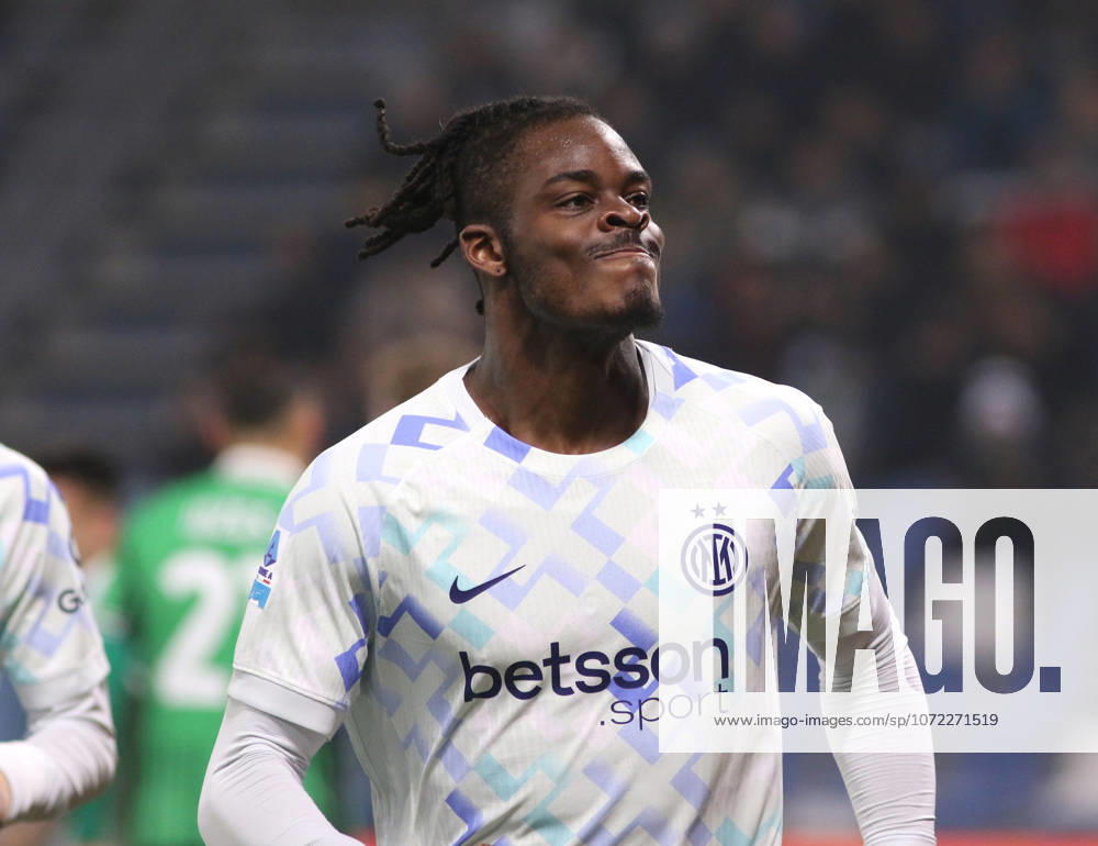 Foto IPP Albano Angilletta Reggio Emilia 08 02 2026 Calcio Campionato di serie A 2025 2026 Sassuolo - Inter nella foto: Yann Bisseck esulta dopo il suo gol del momentaneo 0 a 1 per l Inter Italy Photo Press World Copyright italy ITALY