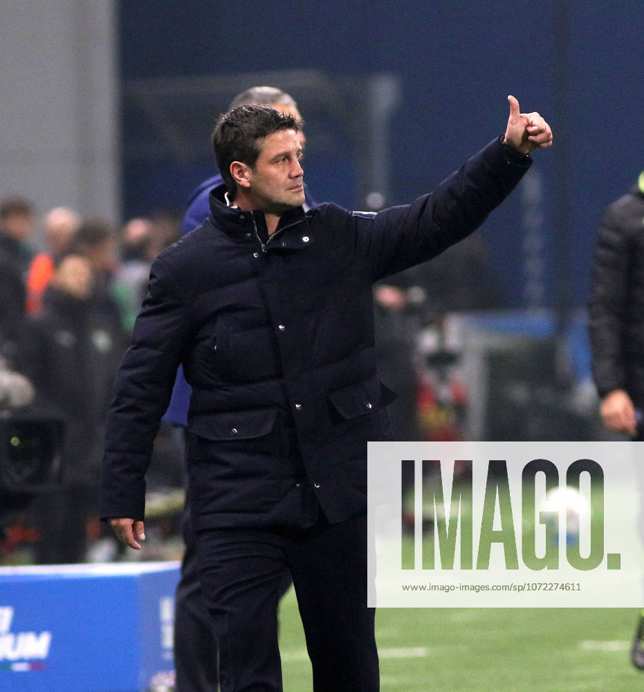 Foto IPP Albano Angilletta Reggio Emilia 08 02 2026 Calcio Campionato di serie A 2025 2026 Sassuolo - Inter nella foto: Cristian Chivu allenatore dell Inter mentre fa il gesto del pollice alto Italy Photo Press World Copyright italy ITALY