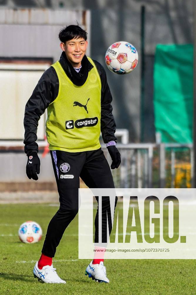 Taichi Hara Pauli on the ball Germany , Hamburg , Training ground at Kollaustrasse , Soccer , 1 Bundesliga , Training of FC St Pauli