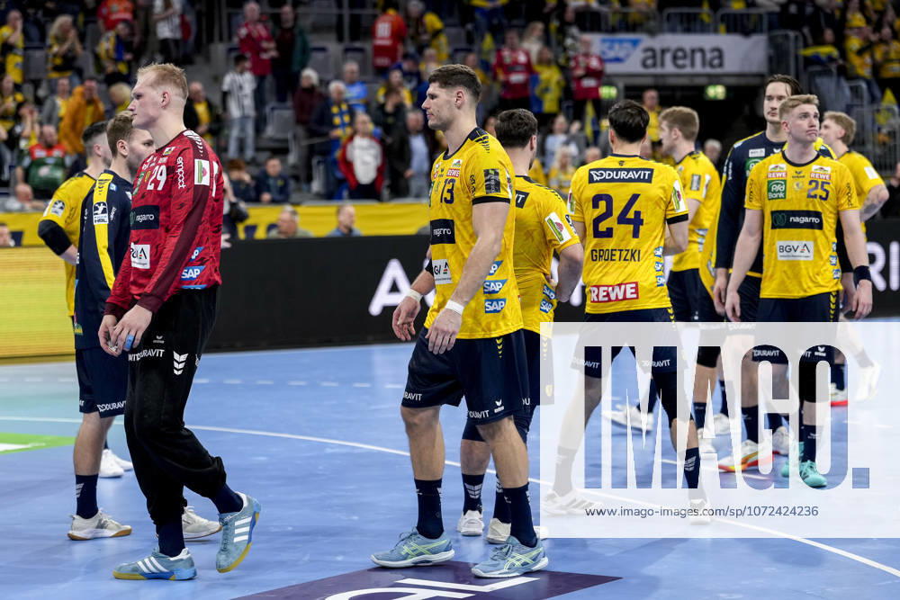 Rhein Neckar Löwen players, disappointed about the defeat, disappointment after the final whistle, highlight, loser, lost, frustration, disappointed, pessimistic, 11 02 2026, Mannheim Germany , Handball, Bundesliga, Rhein Neckar Löwen THW Kiel