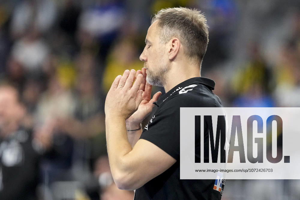 Maik Machulla coach, head coach, RNL , single picture, single photo, action, action, looking disappointed, disappointment, frustration, disappointed, pessimistic, 11 02 2026, Mannheim Germany , Handball, Bundesliga, Rhein Neckar Löwen THW Kiel