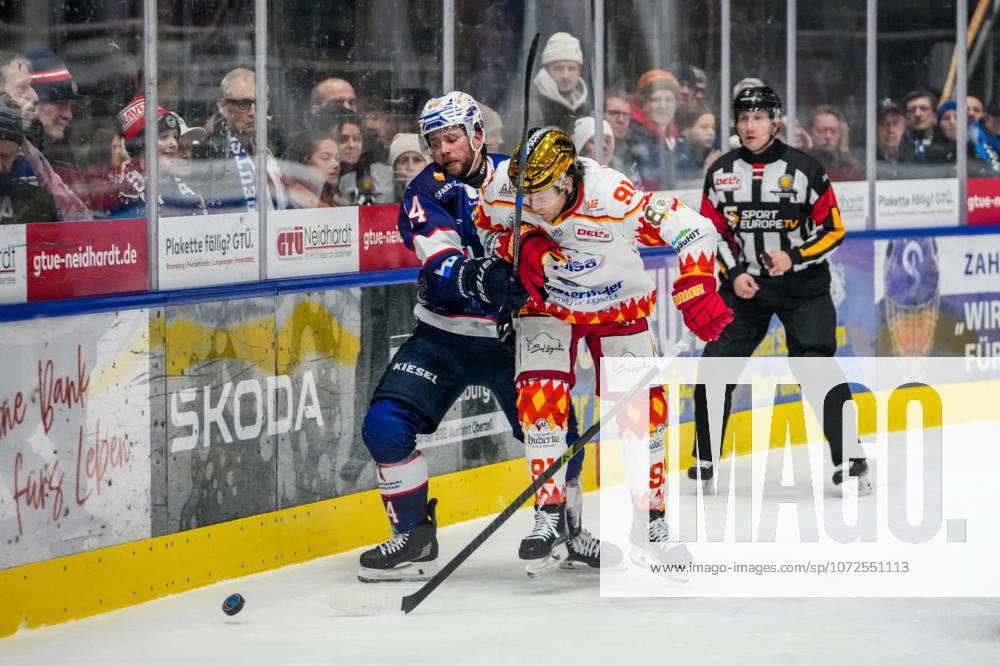 Battle for the puck duel between Nickolas Latta Ravensburg Towerstars, 14 and Tyson McLellan ESV Kaufbeuren, 91 , GER, Ravensburg Towerstars vs ESV Kaufbeuren, Ice Hockey, DEL2, Season 2025 2026, 45 Matchday, Main Round, 13 02 26 GER, Ravensburg Towerstars vs ESV Kaufbeuren, Ice Hockey, DEL2, Season 2025 2026, 45 Matchday, Main Round, 13 02 26 Ravenburg