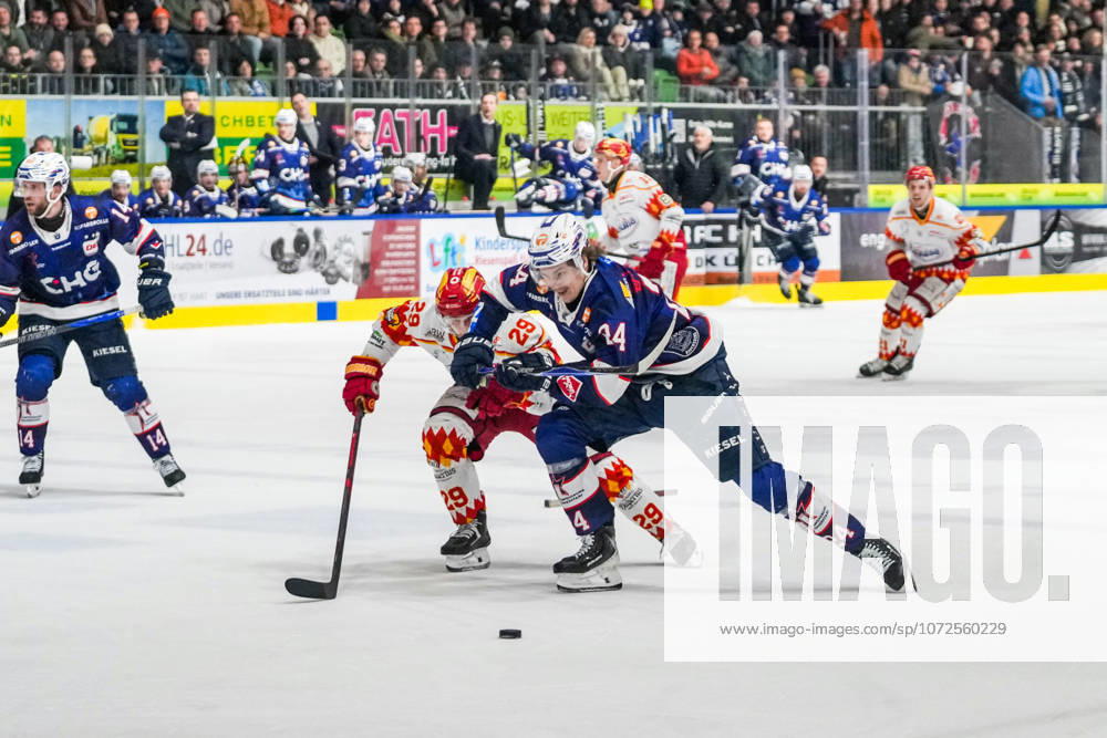 Battle for the puck duel between Nicolas Appendino ESV Kaufbeuren, 29 and Alec Ahlroth Ravensburg Towerstars, 24 , GER, Ravensburg Towerstars vs ESV Kaufbeuren, Ice Hockey, DEL2, Season 2025 2026, 45 Matchday, Main Round, 13 02 26 GER, Ravensburg Towerstars vs ESV Kaufbeuren, Ice Hockey, DEL2, Season 2025 2026, 45 Matchday, Main Round, 13 02 26 Ravenburg