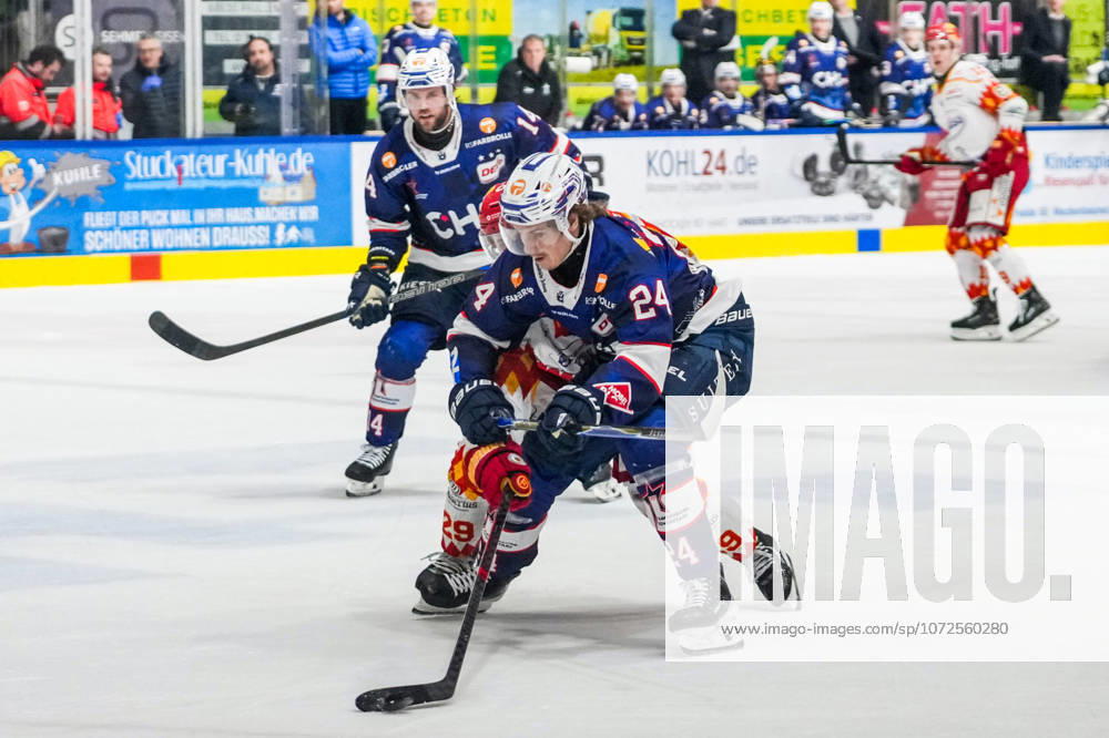 Battle for the puck duel between Nicolas Appendino ESV Kaufbeuren, 29 and Alec Ahlroth Ravensburg Towerstars, 24 , GER, Ravensburg Towerstars vs ESV Kaufbeuren, Ice Hockey, DEL2, Season 2025 2026, 45 Matchday, Main Round, 13 02 26 GER, Ravensburg Towerstars vs ESV Kaufbeuren, Ice Hockey, DEL2, Season 2025 2026, 45 Matchday, Main Round, 13 02 26 Ravenburg