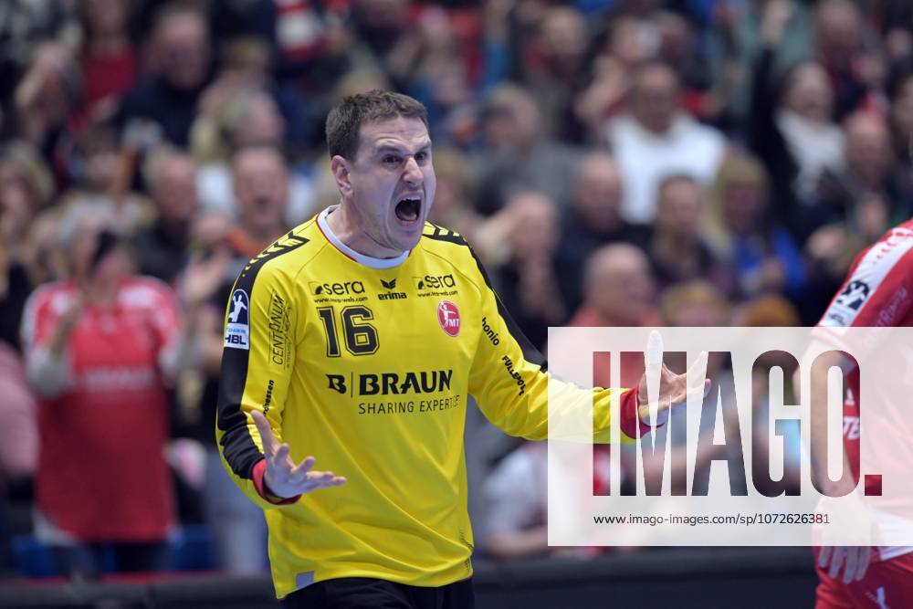 Cheers for Nebojsa Simic Goalkeeper MT Melsungen 16 , GER, MT Melsungen Frisch Auf Goeppingen, Handball, 1 Bundesliga, Matchday 21, Season 2025 2026, 14 02 2026, GER, MT Melsungen Frisch Auf Goeppingen, Handball, 1 Bundesliga, Matchday 21, Season 2025 2026, 14 02 2026 Kassel