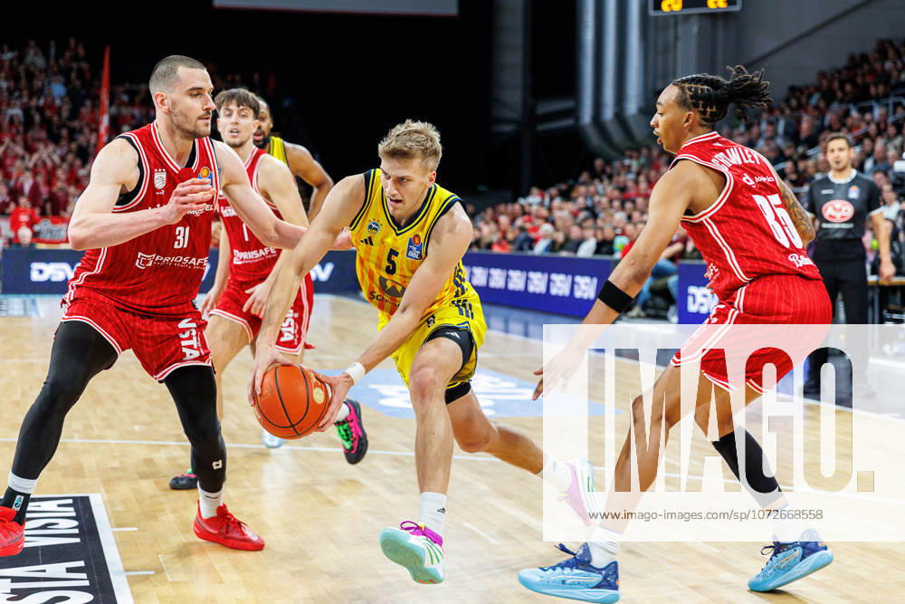 Daniel Keppeler BMA365 Bamberg Baskets, 31 , Sam Griesel ALBA Berlin, 05 , Austin Crowley BMA365 Bamberg Baskets, 85 , BMA365 Bamberg Baskets vs ALBA Berlin, Basketball, easyCredit BBL, Matchday 20, 15 02 2026 BMA365 Bamberg Baskets vs ALBA Berlin, Basketball, easyCredit BBL, Matchday 20, 15 02 2026 Bamberg