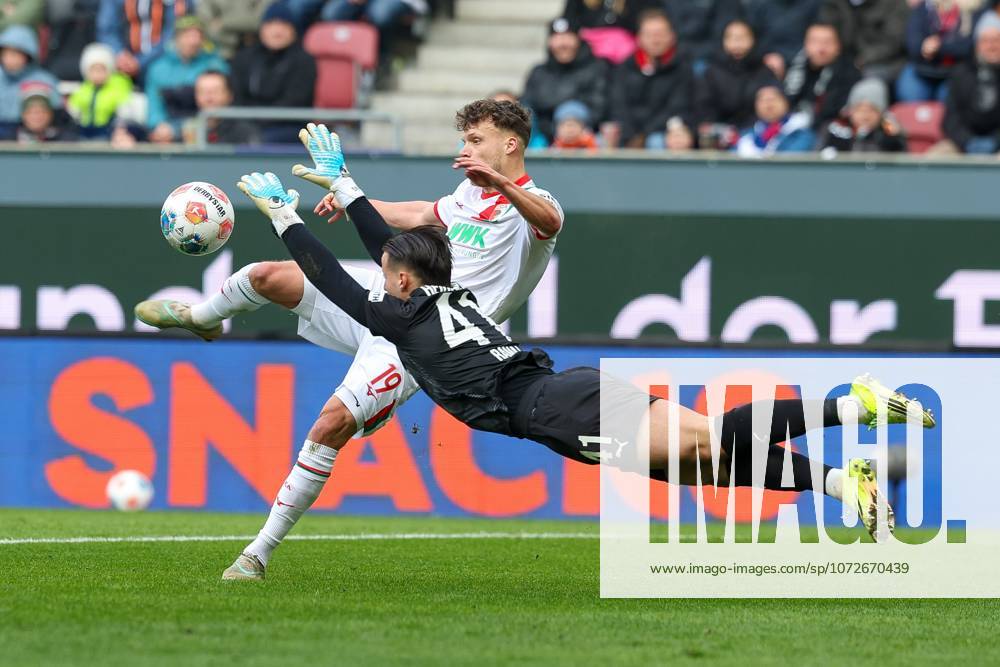 In duel, action, with Robin Fellhauer 19 FC Augsburg , Diant Ramaj 41 1 FC Heidenheim , FC Augsburg vs 1 FC Heidenheim, Football, 1 Bundesliga, 22 Matchday, 15 02 2026 DFB regulations prohibit any use of photographs as image sequences and or quasi video Augsburg Bayern Germany