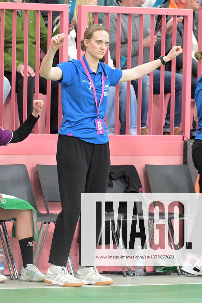 Miriam Hirsch TusSies Metzingen, coach cheering after parade goal on the bench TusSies Metzingen vs SV Union Halle Neustadt, handball, Alsco HBF, 17 league matchday, 2025 2026 season, 15 02 2026 TusSies Metzingen vs SV Union Halle Neustadt, handball, Alsco HBF, 17 league matchday, 2025 2026 season, 15 02 2026 Tuebingen
