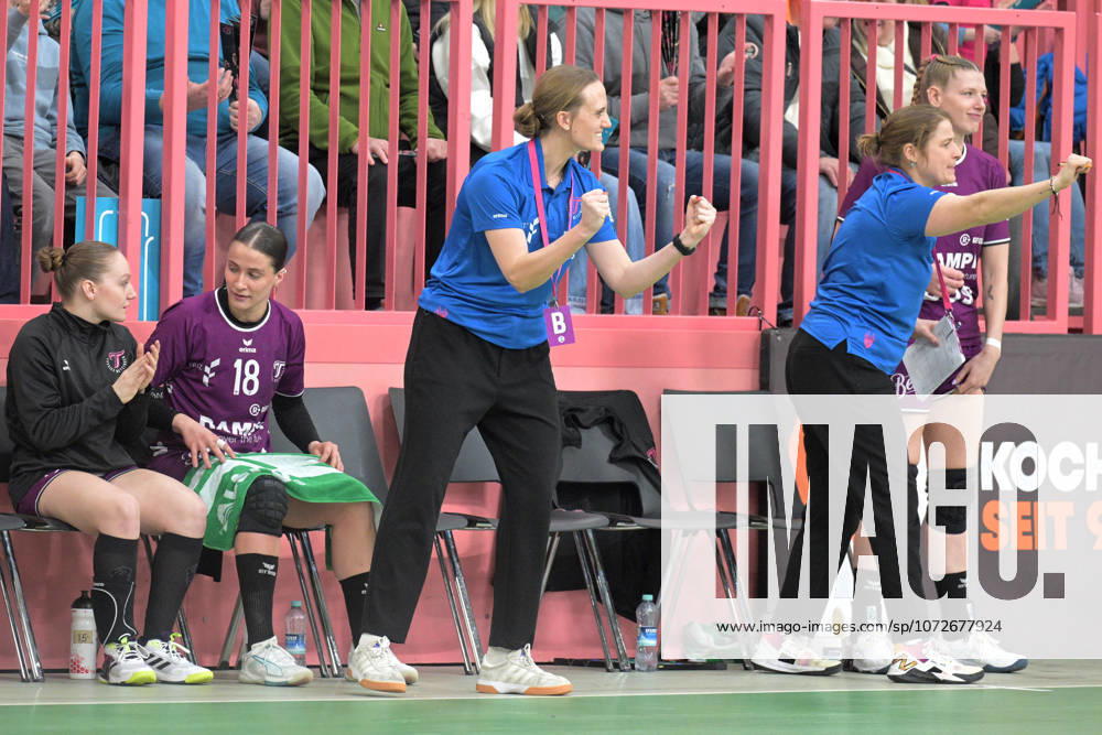 Miriam Hirsch TusSies Metzingen, Coach and Louisa Wolf TusSies Metzingen, Co-Coach cheering after parade goal on the bench TusSies Metzingen vs SV Union Halle Neustadt, Handball, Alsco HBF, 17 League Matchday, Season 2025 2026, 15 02 2026 TusSies Metzingen vs SV Union Halle Neustadt, Handball, Alsco HBF, 17 League Matchday, Season 2025 2026, 15 02 2026 Tuebingen