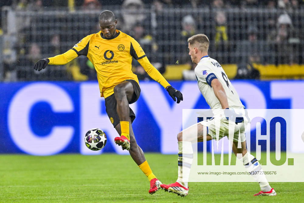V li in duel Serhou Guirassy Dortmund 9 Mario Pasalic Atalanta 8 17 02 2026 Soccer, Champions League, Borussia Dortmund vs Atalanta Bergamo , Signal Iduna Park, Dortmund,
