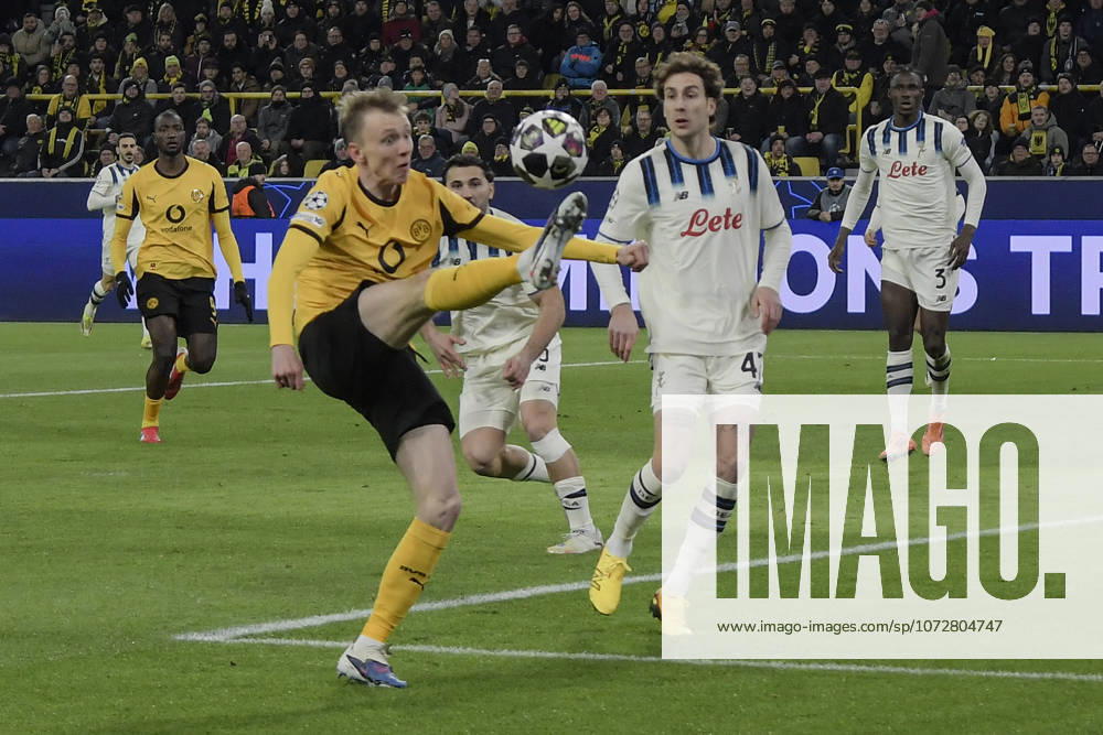 From left fighting for the ball Maximilian Beier Dortmund 14 Lorenzo Bernasconi Atalanta 47 17 02 2026 Soccer, Champions League, Borussia Dortmund vs Atalanta Bergamo , Signal Iduna Park, Dortmund,
