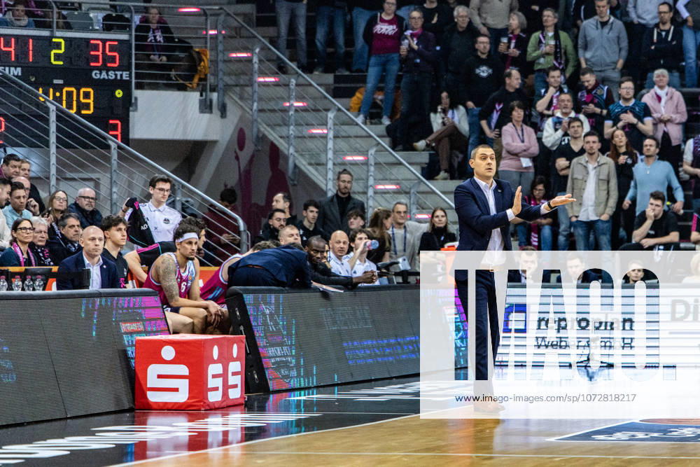 Marko Stankovic Telekom Baskets Bonn, head coach stands on the court and gives instructions, Michael Kessens Telekom Baskets Bonn, 06 sits on the bench Telekom Baskets Bonn vs Rasta Vechta, Basketball, easy Credit BBL, Matchday 21, 2025 2026, 18 02 2026 Telekom Baskets Bonn vs Rasta Vechta, Basketball, easy Credit BBL, Matchday 21, 2025 2026, 18 02 2026 Bonn