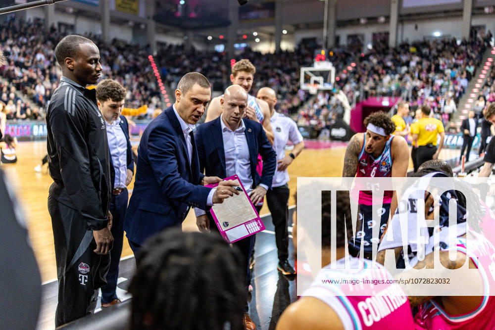 Marko Stankovic Telekom Baskets Bonn, Head Coach takes a time-out Telekom Baskets Bonn vs Rasta Vechta, Basketball, easy Credit BBL, 21 Matchday, 2025 2026, 18 02 2026 Telekom Baskets Bonn vs Rasta Vechta, Basketball, easy Credit BBL, 21 Matchday, 2025 2026, 18 02 2026 Bonn