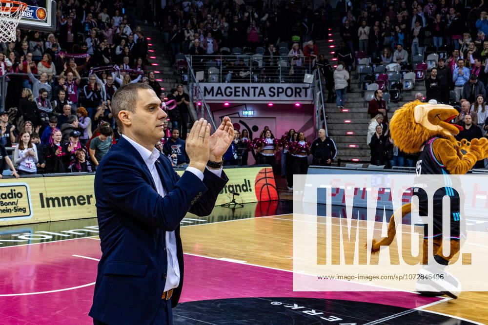 Marko Stankovic Telekom Baskets Bonn, Head Coach applauds after the win against Rasta Vechta Telekom Baskets Bonn vs Rasta Vechta, Basketball, easy Credit BBL, 21 Matchday, 2025 2026, 18 02 2026 Telekom Baskets Bonn vs Rasta Vechta, Basketball, easy Credit BBL, 21 Matchday, 2025 2026, 18 02 2026 Bonn