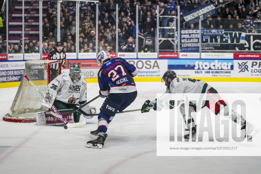 Goal chance for 2 2 by Thomas Reichel Ravensburg Towerstars, 27 against Oskar Autio Starbulls Rosenheim, 35 and Maximilian Vollmayer Starbulls Rosenheim, 98 , GER, Ravensburg Towerstars vs Starbulls Rosenheim, Ice Hockey, DEL2, Season 2025 2026, 47 Matchday, Main Round, 20 02 26 GER, Ravensburg Towerstars vs Starbulls Rosenheim, Ice Hockey, DEL2, Season 2025 2026, 47 Matchday, Main Round, 20 02 26 Ravenburg