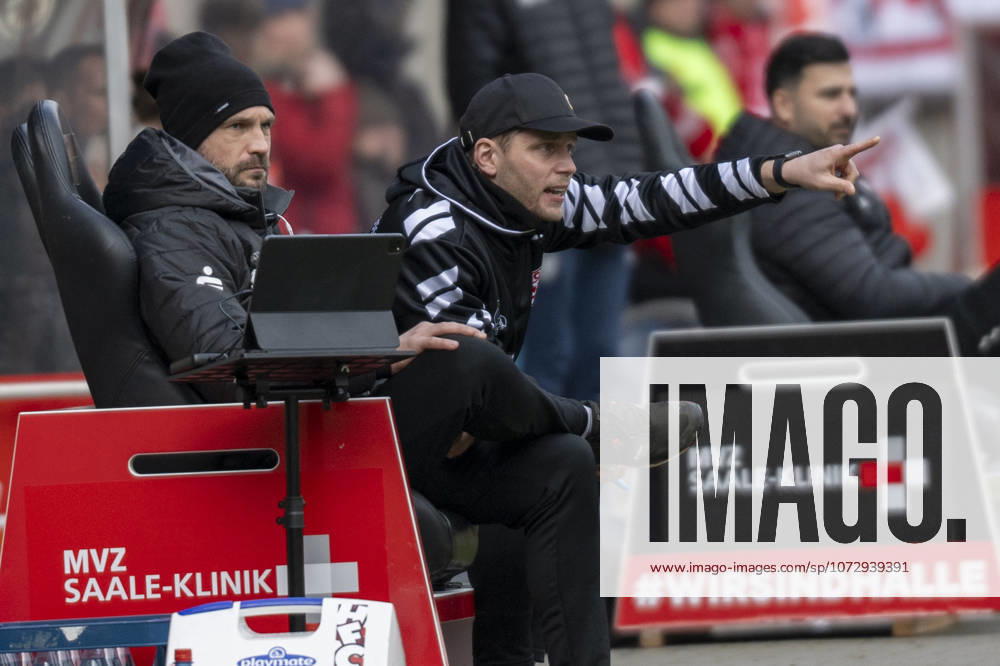 Regionalliga Nordost season 25 26 Hallescher FC vs Greifswalder FC Halle, Germany February 21, 2026 In the picture coach Robert Schröder Schroeder Halle gestures, gestures, gestures, Halle Saale Leuna Chemie Stadion Sachsen Anhalt Germany
