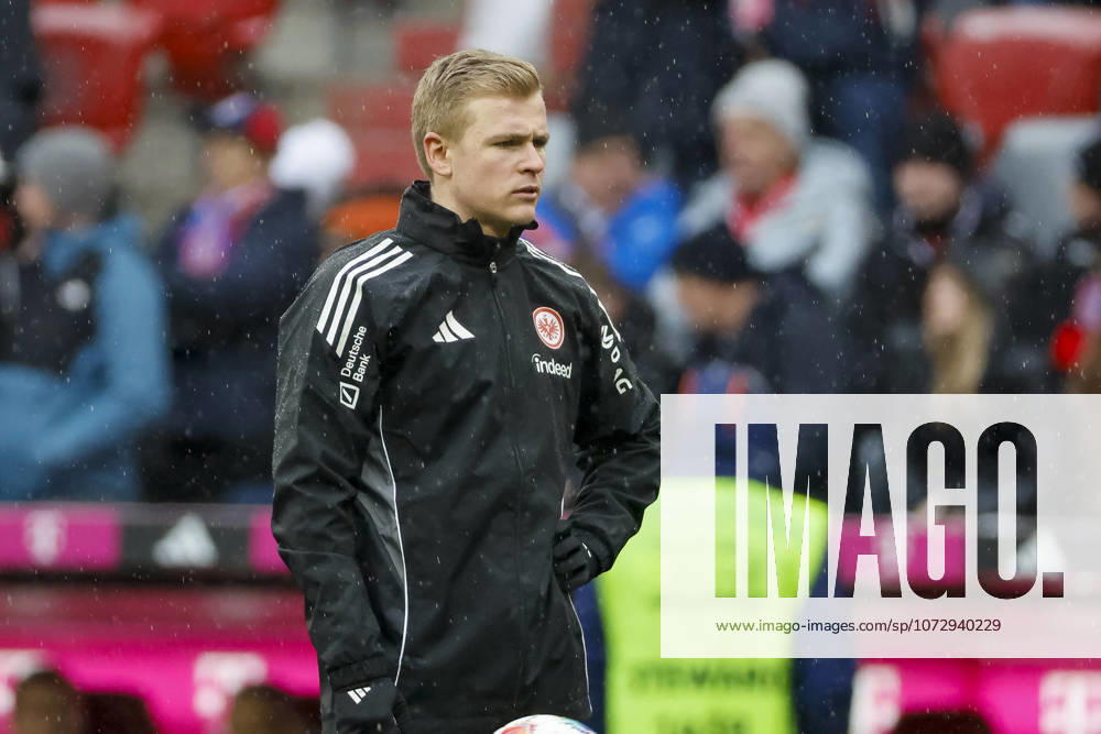 Jonathan Burkardt Eintracht Frankfurt, 09 warming up before the start of the match, Germany, Football, 1 Bundesliga, Matchday 23, 2025 2026, FC Bayern München vs Eintracht Frankfurt, 21 02 2026, Munich Allianz Arena Germany